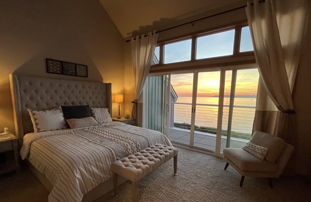 BEACH FRONT CONDO VIEWS FROM EVEREY ROOM WALKING DISTANCE TO RESORT