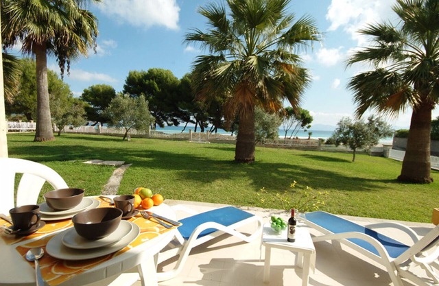 Beach Front Line Apartment with sea views and AC, in Port d'Alcudia