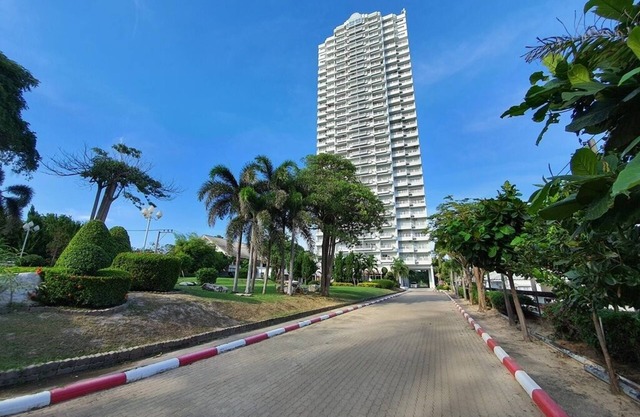 BEACH FRONT modern room + Free hi speed Wi-Fi