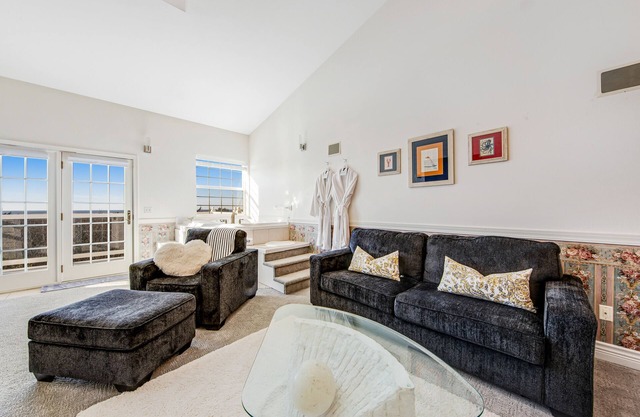 Beach front & ocean view condo with balcony, fireplace