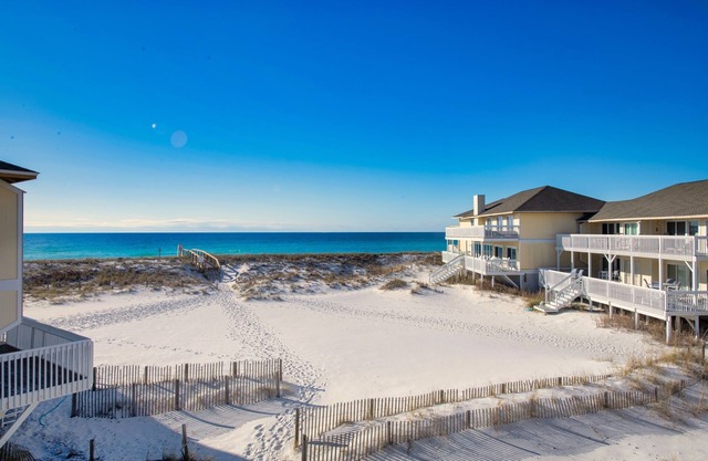 Beach front - On the sand - Beautiful, renovated, clean - Sleeps 6.