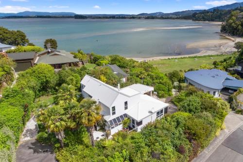 Beach Front, Palms Beach House - Kaiteriteri House