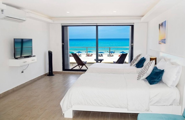 Beach front Villa, great location, steps from the beach!