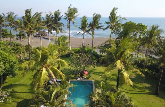 Beach front villa w/3BEDR, large garden 2000m2, sea view in Seseh, Canggu