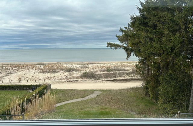 Beach Front/Water Front Family Friendly Home on Allenwood Beach Wasaga