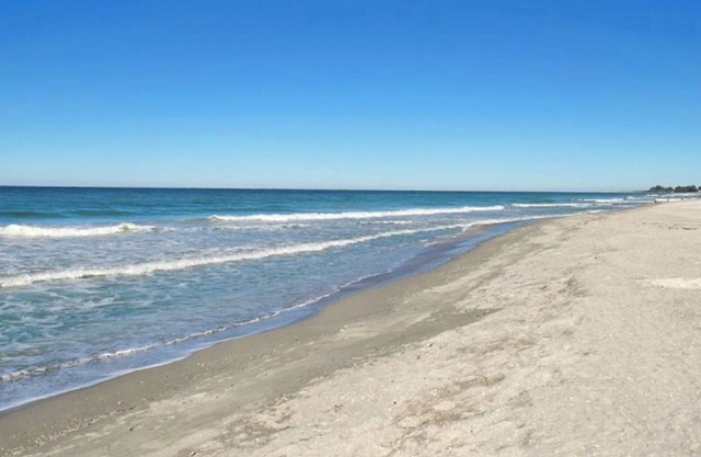 Beach Get Away At A Great Price, With Private Beach Entrance