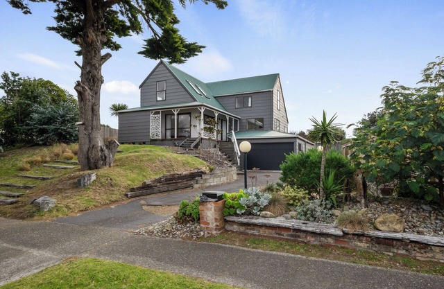 Beach Haven Manor - Waikanae Beach Holiday Home