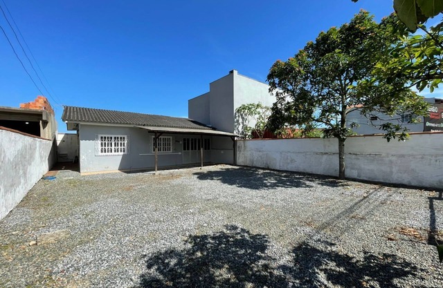 Beach house with large patio 150m from the sea