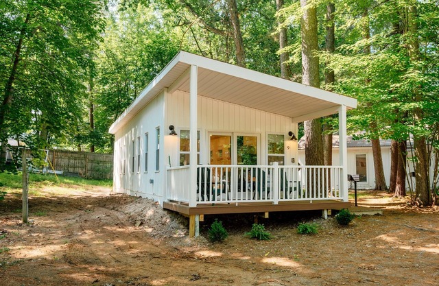 Beach | Hot Tub | Arbutus Lake | 15 min to DT TC