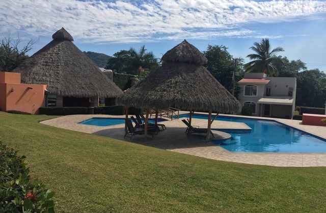 Beach house in Manzanillo with swimming pool and tennis court with a/c