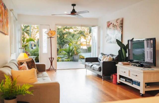 Beach House on Queen - *Pet friendly* Water Views