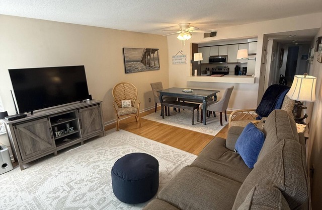 Beach house villa! Screened in porch, with views!