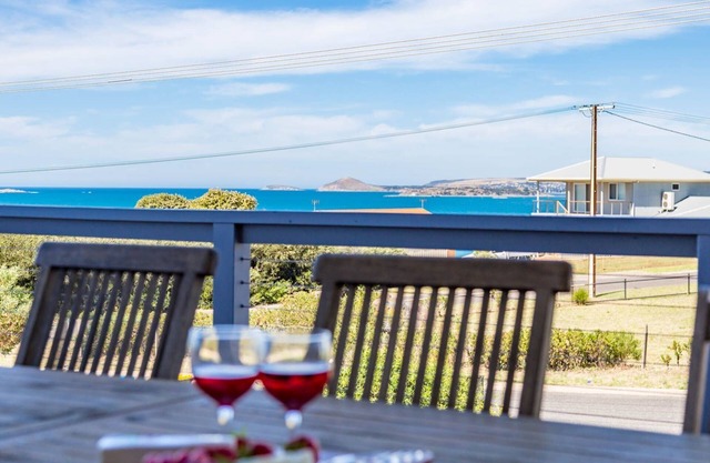 Beach House w/breathtaking Sea Views Pet & Family Friendly - 2min walk to Beach