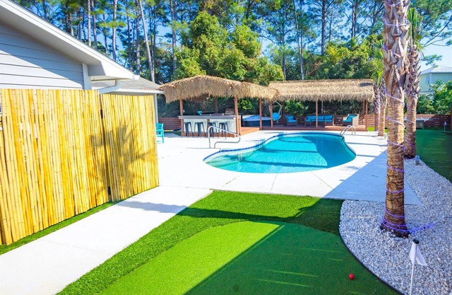 Beach house with Heated Pool, Hot Tub, Fire Pit,GAM RM, Mini&Disc Golf, 100" T.V
