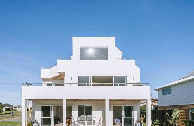 BEACH HOUSE Whangamatā (APARTMENT) - 100m from Harbour