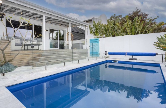 Beach house with pool, trampoline, cubby house & pizza oven. Free WIFI & Parking
