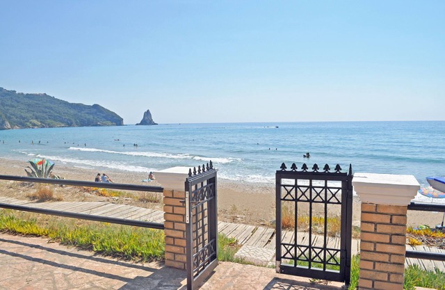 Beach houses Yannis on Agios Gordios beach on Corfu
