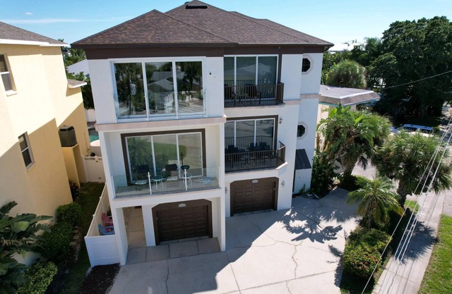 Beach Location - Luxury Villa with Pool, Walk to Beach and Restaurants!