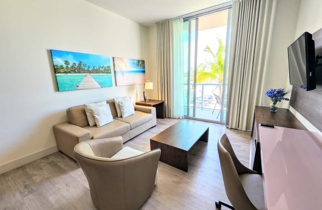 Beach Luxury Condo w/Balcony and Rooftop Pool-CS27