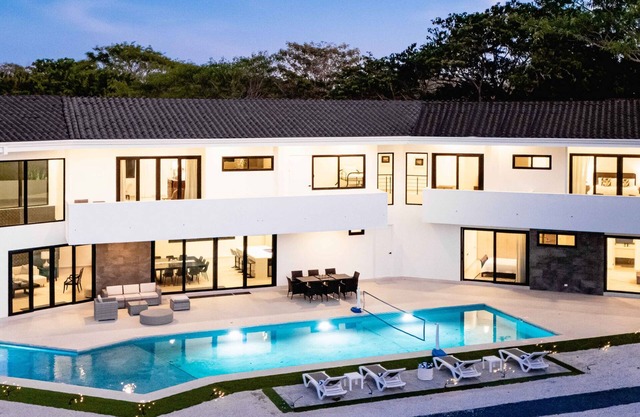 Beach Manna House: King, Queen & Bunk + Epic Pool