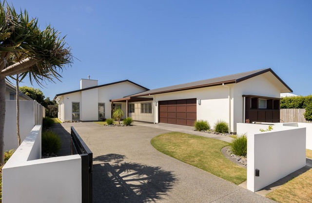 Beach paradise with great entertaining. 15min walk to beach & 5min walk to shops