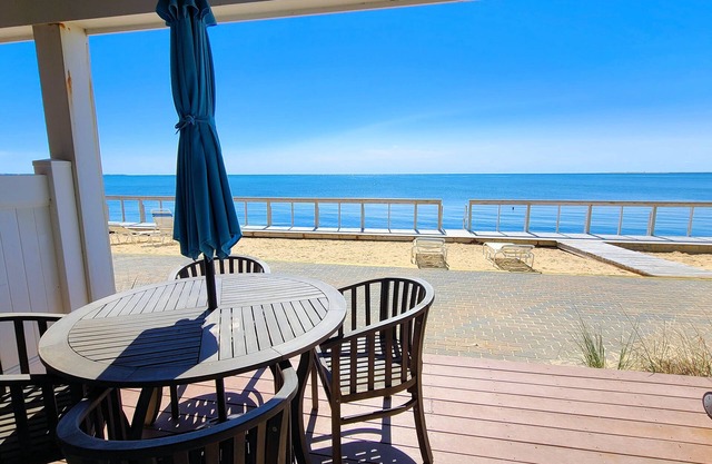 Beach Point Waterfront Condo-A/C, Amazing Sunset & Bay Views, Direct Beach Access
