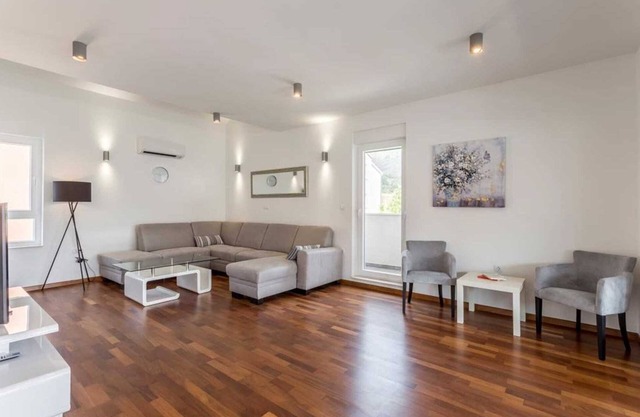 Beach residence with pool and sea view - Penthouse apartment H7