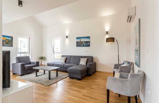 Beach residence with pool and sea view - Penthouse apartment H6