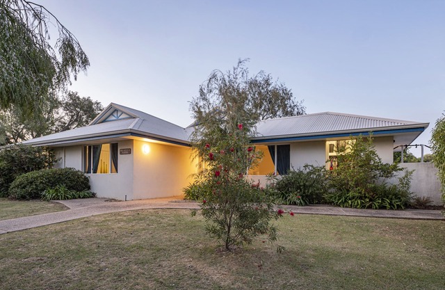 Beach Retreat - Family & Pet Friendly + only 400m from beach