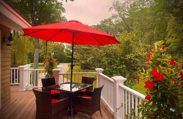 Beach Retreat with deck and hot tub - short walk to ocean