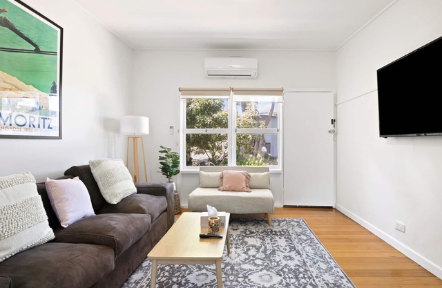 Beach Shack: 2 BR, 1 BA in Torquay, Sleeps 4