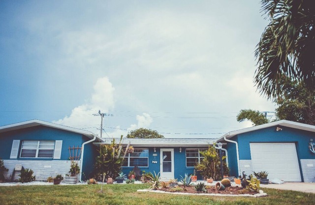 Beach-side home. lounge Pool, sleeps 8, walk to the beach!