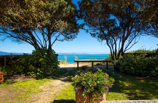 Beach Tata - Golden Bay Bach (Tata Beach)