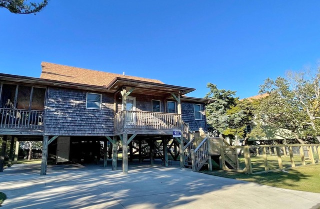 Beach Therapy: Dog friendly, spacious interior and screened porches.