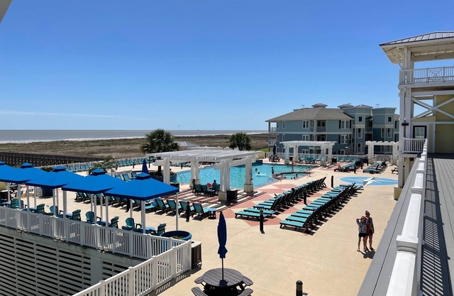 Beach to Bay Views at Parrot House! Five bedrooms and 5 Stars in Pointe West.