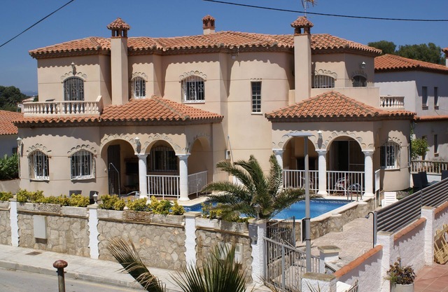 Beach villa with pool up to 6 pers., best location, no traffic, and ambience, air conditioning