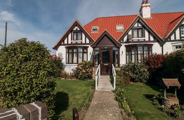 BEACHCREST, pet friendly, character holiday cottage in Whitby
