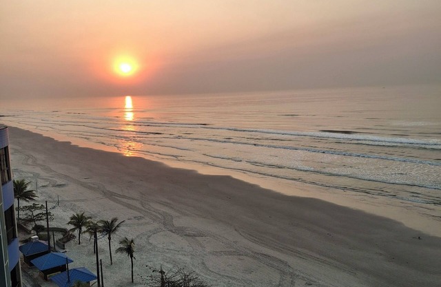 Beachfront apartment with 3 bedrooms and 2 parking spaces, fully furnished for the season