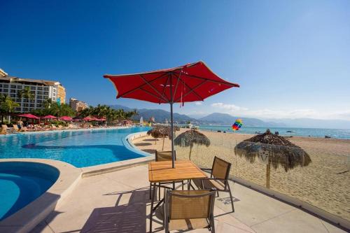 Beachfront 1BR | 5 Pools + Gym + Balcony Views