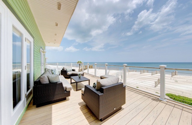 Beachfront 2 Apartments 1 House Nature all around, just 25 steps to Ocean water