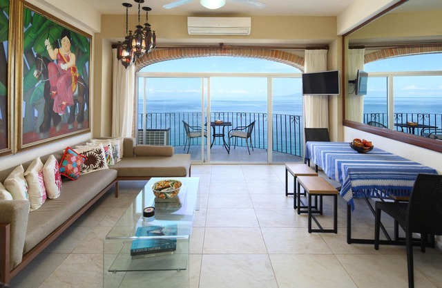 Beachfront 2 Bedroom Flat with Panoramic Ocean Views