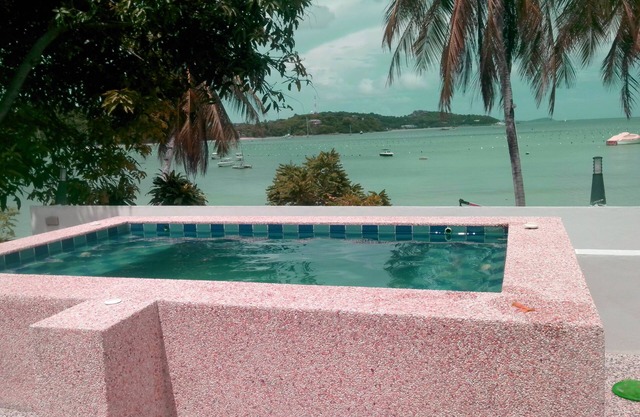 Beachfront 2 bedrooms apartment - Stunning seaview