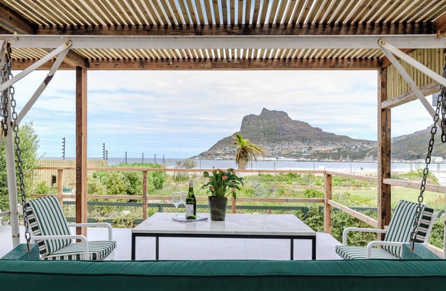 Beachfront 3 Bed With Private Parking & BBQ Area