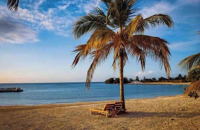 Beachfront 4 Bedroom Luxury Villa with Pool, Chef, Butler