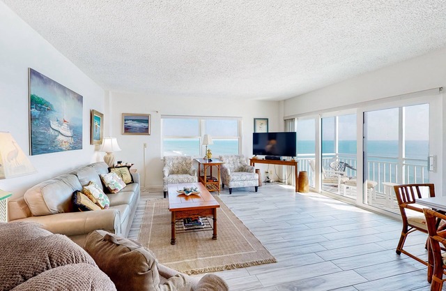 Beachfront 5th-floor condo with ocean views, balcony & AC - Private beach access