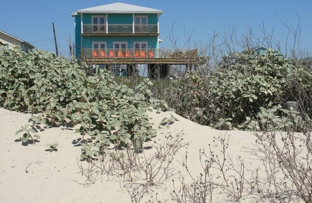 BEACHFRONT. 6 BEDROOMS, 4 BATHROOMS,nLONG-TERM WINTER RENTALS - DISCOUNTS.