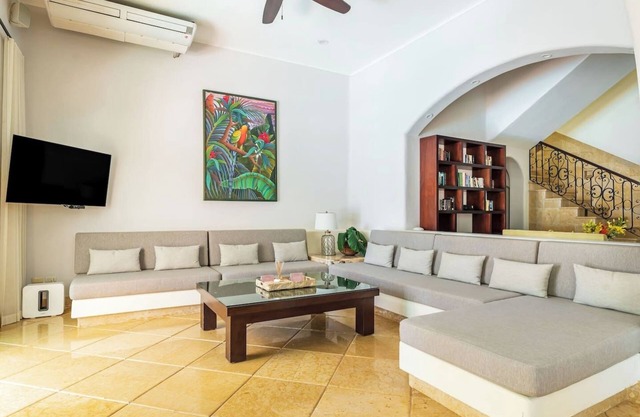 Beachfront 6BR Sueno Del Mar: Pool & Chef Service