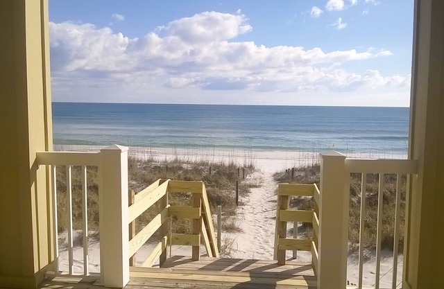 BEACHFRONT AND BEAUTIFUL.PRIVATE BEACH ACCESS,PRIVATE BEACH ENDLESS VIEWS