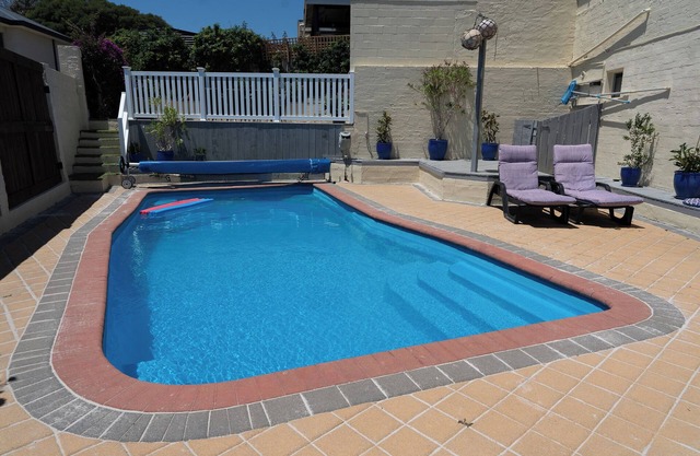 Beachfront apartment with pool, 2 minutes walk to Indian Ocean. Sleeps 7.