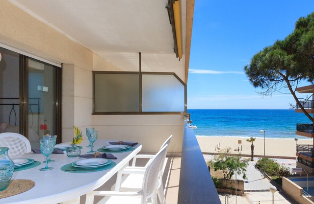 Beachfront Apartment for 4 people with Air Conditioner - UHC TXINGUDI 139